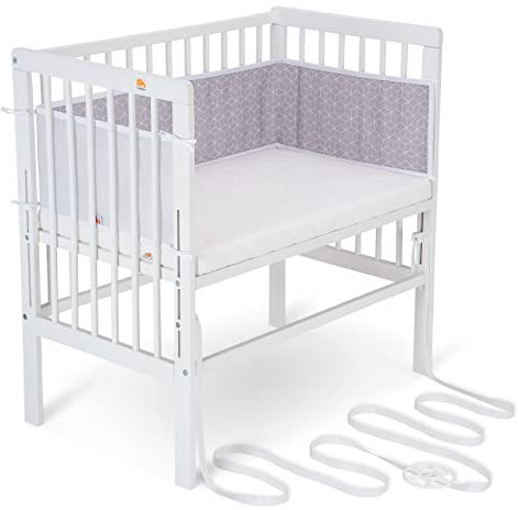 FabiMax Baby Beistellbett für Boxspringbetten, stufenlos höhenverstellbar, Buchenholz massiv weiß lackiert (mit Matratze Air, graue Würfel)