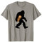 Bigfoot mit Tiki Statue Island Sasquatch T-Shirt