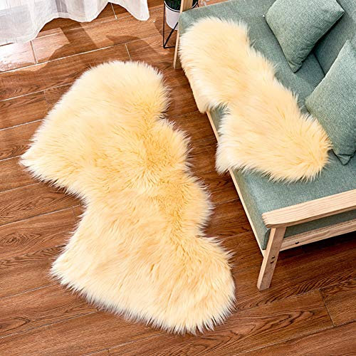 YAOTT Fausse Peau de Mouton Tapis en Forme de Double Coeur, Tapis Doux Shaggy en Fausse Fourrure de Mouton Antidérapant pour Chambre à Coucher Salon Canapé Jaune Clair 35X70CM