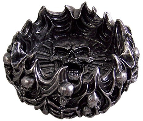 Dekorativer Aschenbecher mit Totenkopf und Knochen