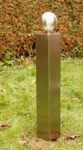Gartendekoshop24 – Edle Gartendeko Edelstahl Säule, 40 cm, mit gebürsteter Kugel. wetterfest, handgemacht, ohne Muster. Moderne Edelstahlsäule, für den Garten.