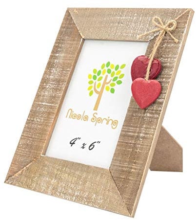 Nicola Spring Freistehender Fotorahmen passend für Fotogröße 10 x 15 cm (4 x 6 Zoll) - 1 Stück - Bilderrahmen mit rustikalen roten Herzfensterläden aus Naturholz, freistehender Posterrahmen