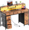 HLFURNIEU LED Bureau avec 8 Tiroirs en Tissu, 120 × 50 cm Bureau Gaming avec Rangement, Prise Intégrée & Ports USB, Table Ordinateur Support Ecran, pour Étudier, Travailler et Jouer, Marron Vintage