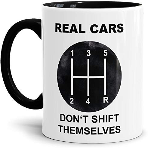Auto-Tasse mit Spruch Real Cars don´t shift themselves Geschenk für den Auto-Liebhaber/KFZ/Karre/Autonarr/Freak/Innen & Henkel Schwarz