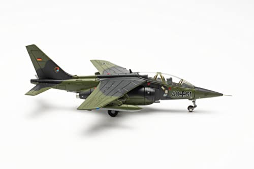 Herpa Modellflugzeug, Luftwaffe Alpha Jet A Fighter-Bomber Wing 41 Husum Air Base – 4051 Maßstab 1:72- Modellbau Flugzeug, Flugzeugmodell für Sammler, Miniatur Deko, Flieger mit Standfuß aus Metall