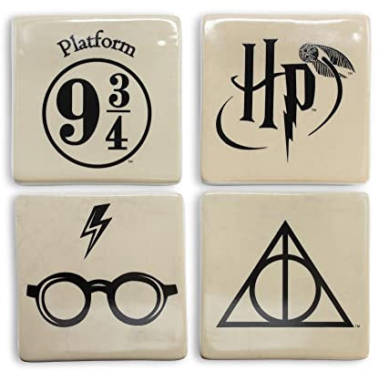 Lot de 4 dessous de verre Harry Potter en céramique à thème – Protégez les tables des gobelets et des verres – Cadeau parfait Harry Potter pour homme et femme – Blanc, gris et doré