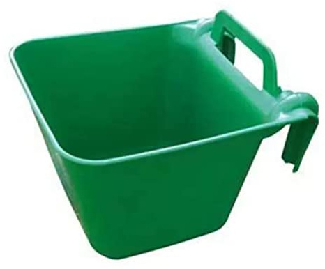 Horses Tosoni Futterstation aus Kunststoff mit grünen Haken, zum Reiten, robust und robust, ideal für die Fütterung Ihres Pferdes, praktisch und hygienisch