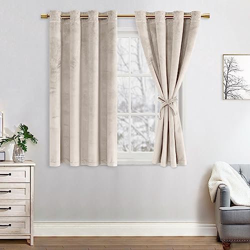 JIUZHEN Verdunklungsvorhang aus Samt, 2er Set Beige Samt Vorhang weiche blickdichte Gardinen Grün Samtvorhang mit Ösen Vorhänge für Deko Schlafzimmer Wohnzimmer, 140x145cm (BxH),Beige