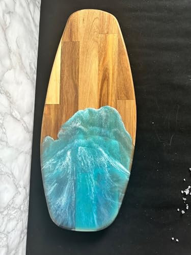 Tagliere in legno e resina con motivo onde marine