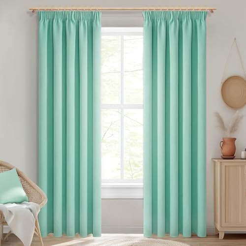 MRTREES Vorhänge Wohnzimmer Modern mit Kräuselband Gardinen Grün Blickdicht 225cm lang Vorhang Verdunkelnd 140cm breit Blickdicht 2er Set für Schlafzimmer Wohnzimmer und Küche