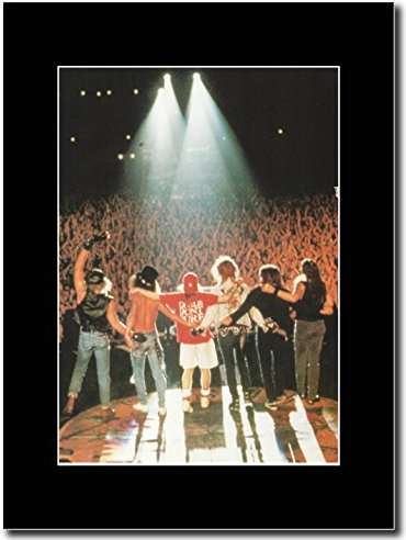 Guns N' Roses - Band & Audience Shot .Promo Magazine sur un Mont Noir