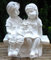 OMÜ Deko Figur Statue Mädchen und Junge auf Bank H 38 cm Kinderpaar Gartenfigur Dekofigur aus Kunststoff