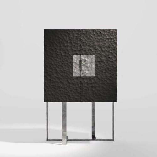 interoknack Italienischer Luxus-Barschrank mit dimensionalen strukturierten Paneelen, moderner Aufbewahrungsschrank aus silbernem Eschenholz mit Chrom-X-Basis, Designer-Sideboard