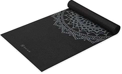 Gaiam Yogamatte, Premium-Druck, rutschfeste Trainings- und Fitnessmatte für alle Arten von Yoga, Pilates und Bodentraining, Schwarz Marrakesch, 172,7 cm L x 61 cm B x 5 mm dick