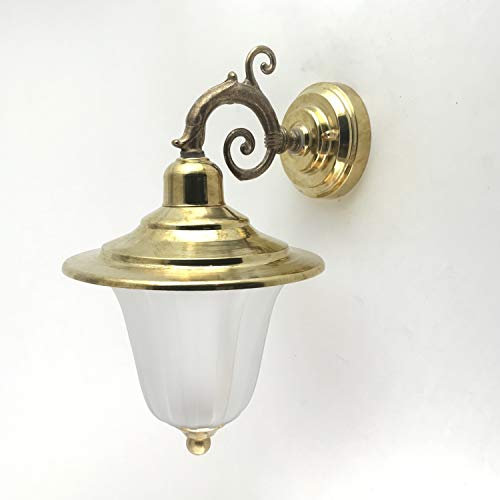 KsH und Co IP43 Handgefertigte, druckgegossene Delphinarm-Wandleuchte aus Messing mit mattiertem Glas