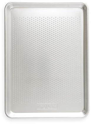 Nordic Ware Naturals Perforierte Crisping-Halbblechpfanne zum Backen oder Braten, unbeschichtetes natürliches Aluminium mit verstärktem Stahlrand verhindert Verziehen