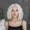 SIMKAYLEE Weiße Haare Lockige Perücke Kurzhaar für Frauen Kurz Locken Weisse Oma Bob Perrücken Damen Schulterlang Mittelscheitel White Curly Short Wig für Anime Karneval Party Cosplay (36 cm)