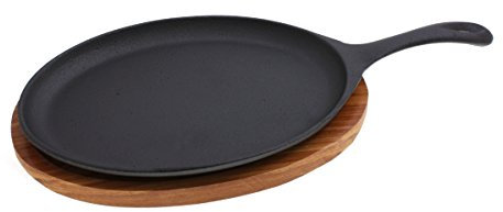 Servierpfanne oval aus Gusseisen mit festem Griff und Holzuntersetzer