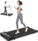 HomeFitnessCode Cinta de Correr 3 en 1 Plegable con Inclinación 5% – Walking Pad Eléctrico 8 km/h, Motor 2.5HP, Superficie Ancha 40 cm, Pantalla LCD y Mando, 140 kg – para Hogar y Oficina (Negro)