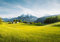 wandmotiv24 Fototapete Wiese Berge Gebirge, XL 350 x 245 cm - 7 Teile, Wanddeko, Wandbild, Wandtapete, Landschaft Alpen M6196