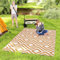 Outsunny Tappeto da Esterno per Balcone e Terrazza, Tappetino Reversibile con Fantasia Geometrica, Resistente ai Raggi UV, per Giardino, Patio, Spiaggia, Picnic, 182x274 cm, Marrone e Bianco