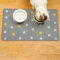 Solday Tapis de Nourriture pour Animaux de Compagnie pour Chiens et Chats - 50 x 30 cm - Tapis de gamelle en Silicone imperméable et antidérapant (Gris Clair)