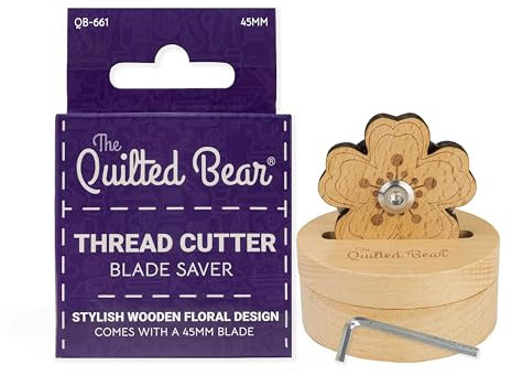 The Quilted Bear Coupe-fil de couture - Coupe-lame de 45mm avec design floral en bois antidérapant et lame remplaçable avec position de sécurité et rangement unique - Accessoires de couture essentiels