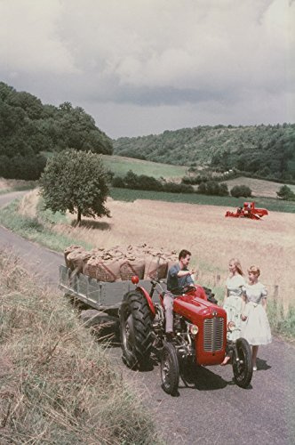 Garden Market Place Bilddruck auf Leinwand mit einem Traktor des Modells Massey Ferguson MF35 und Anhänger
