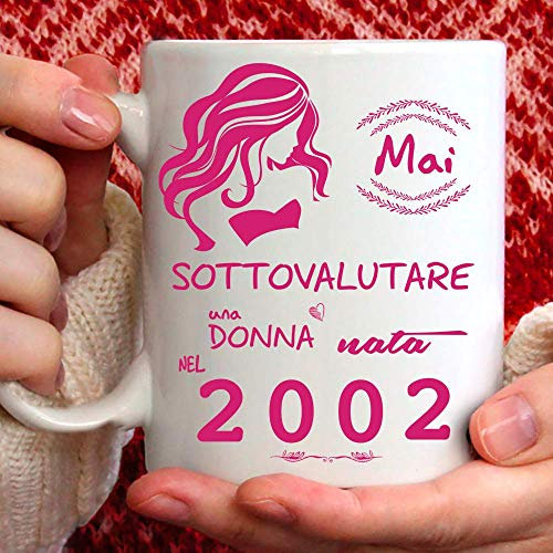 Tee Design Tazza 2002 Compleanno Donna 23 Anni, Idea Regalo Mai Sottovalutare una Donna nata nel 2002 - Tazze per Regali Divertenti - Gadget Divertente