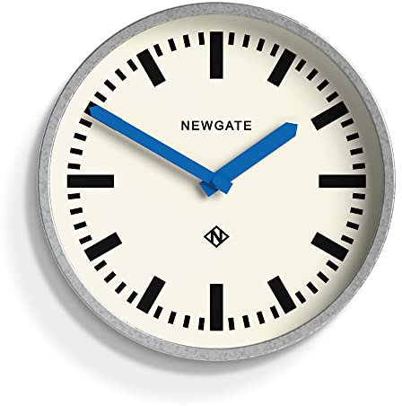 NEWGATE® Luggage Wanduhr | Moderne Retro Metall Bahnhofsuhr | 30cm | Tief verzinktes Metallgehäuse mit blauen Zeigern | Zeitgenössischer Vintage-Stil für Küche, Wohnzimmer oder Büro