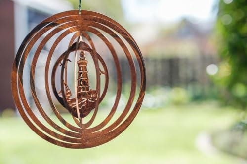 Der-Porzellan-Laden Windspiel „Leuchtturm“, Edelrost Hängedekoration aus Metall, für Maritime Gartendekoration, wetterfest, 1 Stück, 27 x 27 cm, handgefertigt