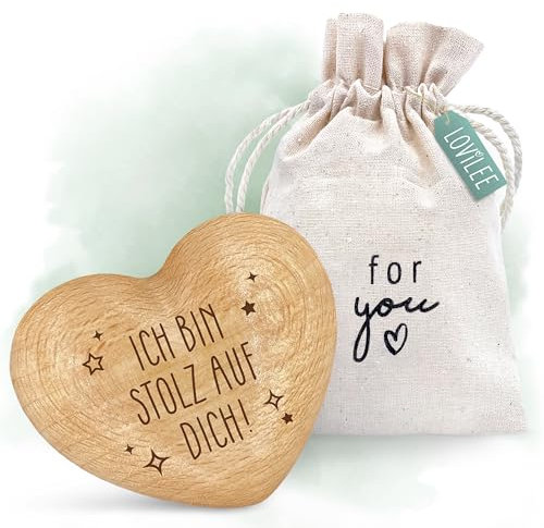 LOViLEE Ich bin stolz auf Dich - Handschmeichler Holz Glücksbringer Prüfung - Holz Herz inkl. Geschenkbeutel & Grußkartenset - Mutmacher Geschenk, Schutzengel Geschenk, Zeugnis