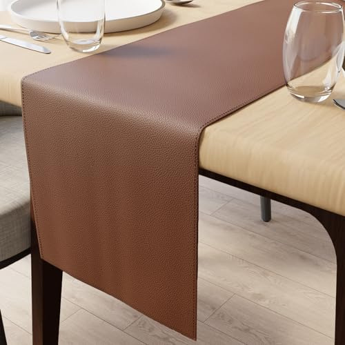 Encasa XO Kunstleder-Tischläufer, Wasserdicht 12x94 Bräunen | Rutschfeste Tricot-Rückseite | 0,7 mm Dicke | Abwischbar & Pflegeleicht | Hitzebeständig & Langlebig