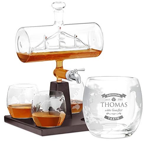 Maverton Whisky Karaffe mit Gravur - Schiff mit Edelstahl-Wasserhahn, 1000 ml - 4er Whiskygläser Set - Weihnachtsgeschenke - Whisky Dekanter - echter Genießer