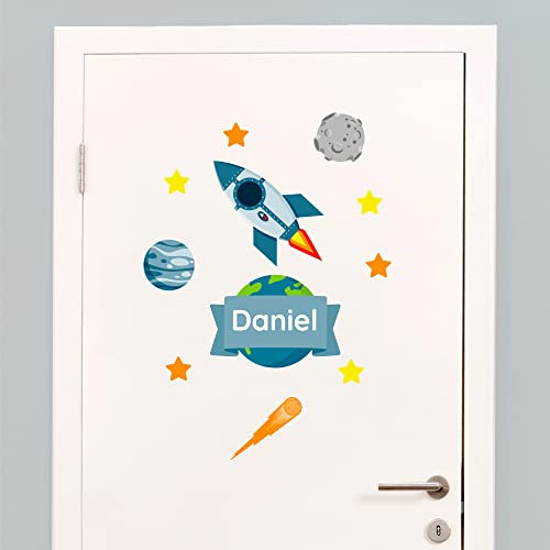Klebekerlchen® Türaufkleber personalisiert mit Name – Wandtattoo Kinderzimmer & Babyzimmer deko – selbstklebende Wandsticker - Weltraum Rakete