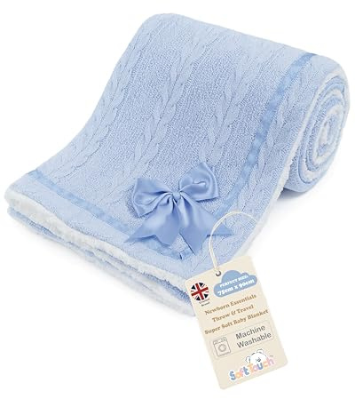 Soft Touch Babydecke mit Zopfmuster und superweichem Sherpa-Futter und passender Satinschleife, Blau