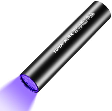SuperFire Wiederaufladbar LED UV Schwarzlicht Taschenlampe, Mini UV Lampe Ultraviolettes Licht 395 nm, Detektor für Bernsteinsuche Geocaching Heimtierurindetektoren Unechte Banknoten (Schwarz)