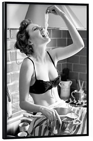 artboxONE Poster mit schwarzem Rahmen 90x60 cm Essen & Trinken Spaghetti Lover - Bild Woman Essen Female