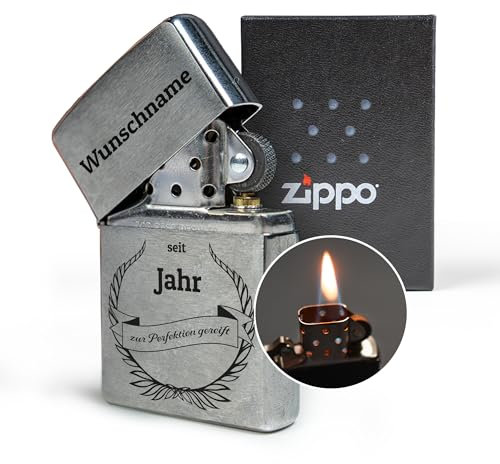 Zippo Feuerzeug mit Gravur – personalisiertes Geschenk mit Namen und Geburtsjahr selbst gestalten – Geschenkidee für Mann, Papa, Freund, Bruder zum Vatertag, Weihnachten & Geburtstag (Perfektion)