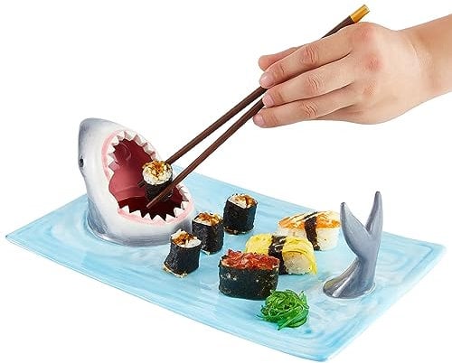 EXLIPO Plato de sushi de cerámica con forma de tiburón, bandeja para servir alimentos pintada a mano con cuenco de salsa de soja y soporte para palillos, apto para microondas, horno, lavavajillas