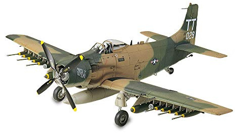 Tamiya 61073 - Maqueta del avión Douglas A-1J Skyrider USAF , color/modelo surtido