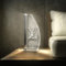 Luverre Tischlampe | LED-Leuchte | Glas-Leuchte mit Gravur für Nachttisch, Kommode, Wohnzimmer | Pop Art, Banksy, Kunst (Louis der Styler, Segel | silber)