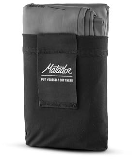 MATADOR Pocket Blanket 4,0 - Schwarz (Sitzplätze 2-4); Ultraleicht Picknickdecke mit Pflöcken; Faltbare Picknickdecke für Trockenes Sitzen; Stranddecke Sandfrei für Konzert, Wandern, Camping