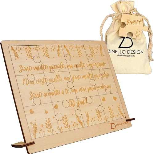 ZINELLO DESIGN Puzzle Annuncio Gravidanza in Legno – Italiano con Cornice | 21 x 15 cm, 12 pezzi in legno, cornice, sacchetto in cotone e pezzo «Sorpresa!» per il messaggio fisso inciso in italiano