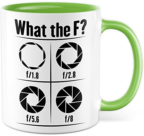 Tasse Kamera Geschenk, What the F? Geschenkidee Fotograf Kaffee-Becher Kaffeetasse Tasse mit Spruch lustig Blende Kameralinse Fotografin Videograf Kamera fotografieren (Weiß/Grün)
