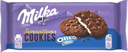 Milka, Cookie Sensations Oreo, Biscotto al Cacao con Goloso Ripieno di Crema Oreo e Pepite di Cioccolato al Latte, con Latte Alpino, Cacao Sostenibile, 156g (6 biscotti da 26g)