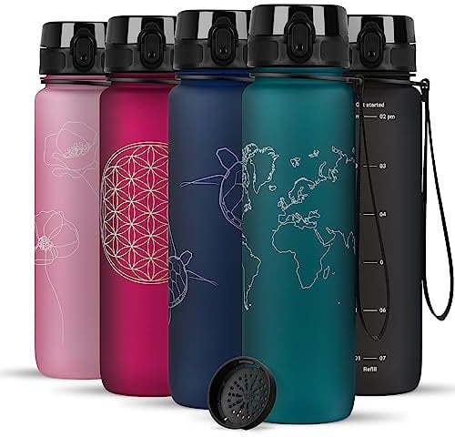 720°DGREE Trinkflasche 1l mit Motiv “uberBottle“ +Sieb - Auslaufsicher, Leicht, BPA-Frei, Bruchsicher - Wasserflasche für Uni, Sport, Fitness, Fahrrad, Outdoor - Mehrweg Tritan Sportflasche - Grün