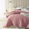 ROOM99 Molly Elegante Tagesdecke in Rosa 240 x 260 cm Vielseitige Wohndecke als Bettüberwurf oder Sofaüberwurf Überwurfdecke für Bett und Sofa Steppdecke Stil Ideal als Bedspread
