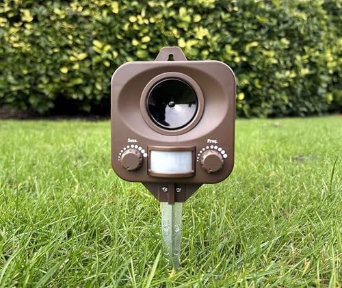 Pestbye® Battery Operated Motion Activated Waterproof Fox Repellent - Quick Fix Ultrasonic Fox Scarer with Ground Stake