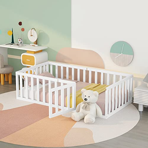 Montessori Kinderbett Bodenbett 90x200, Gitterbett Babybett mit Zaun & Tür, Holzbett Einzelbett Bettgestell Kinderspielplatz Leseplatz für Baby, Toddler und Kinder, Massivholz, Ohne Lattenroste, Weiß